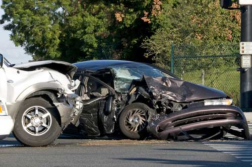 Dos coches destrozados después de un brutal accidente