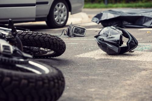 Una moto y casco en el suelo después de un accidente