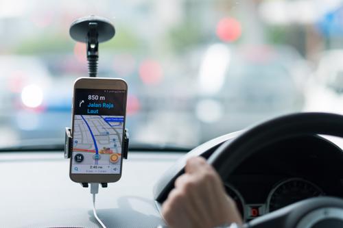 Teléfono en el tablero del carro con la aplicación de Uber 